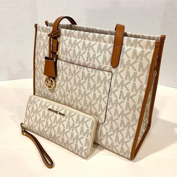 LIKE NEW - Michael Kors Darien Travel Tote Vanilla Acorn w/ Wallet - Picture 4 of 10